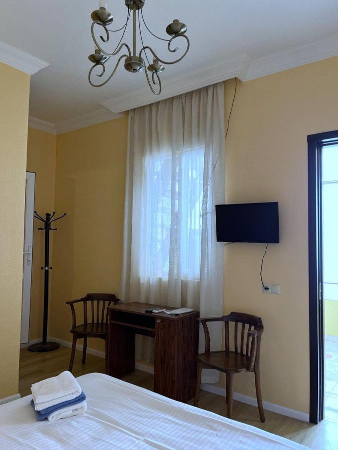 Old Clty Hotel Batoemi Buitenkant foto